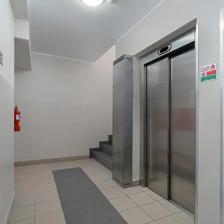 Spacious & Bright With Parking By Renters דירה