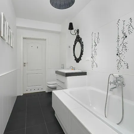 Spacious & Bright With Parking By Renters פוזנן