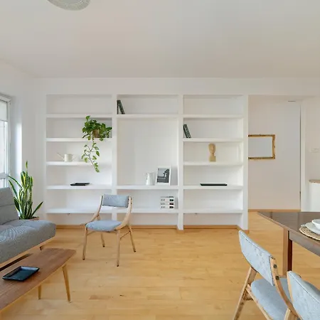 Spacious & Bright With Parking By Renters