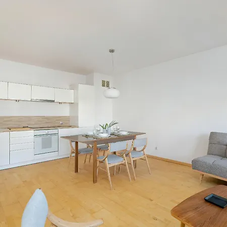 Spacious & Bright With Parking By Renters דירה *