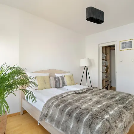 Spacious & Bright With Parking By Renters דירה *