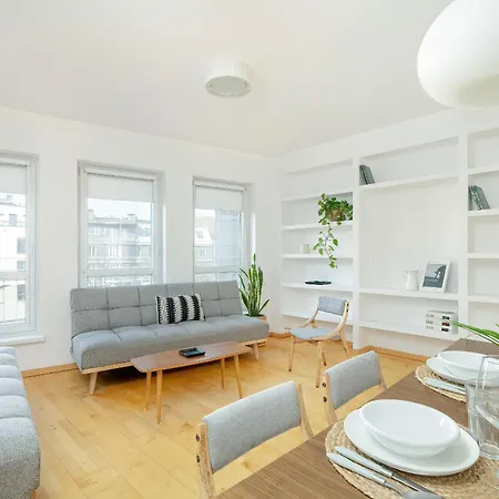 Spacious & Bright With Parking By Renters דירה *