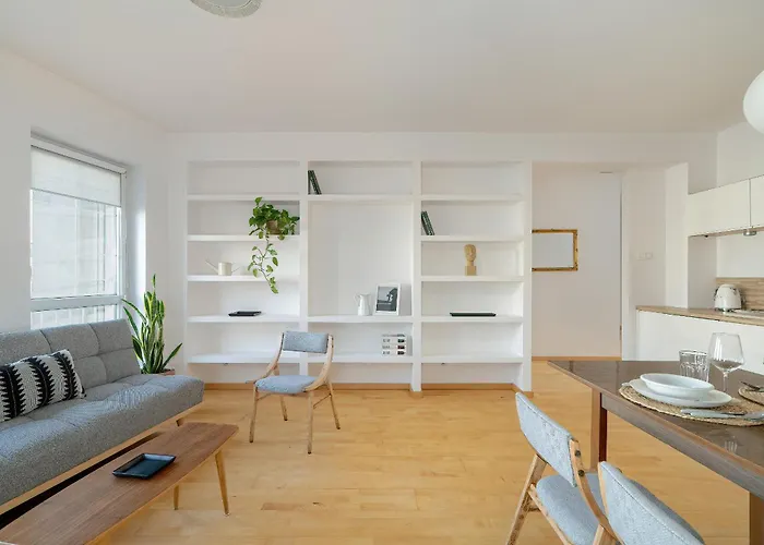 Spacious&bright With Parking By Renters