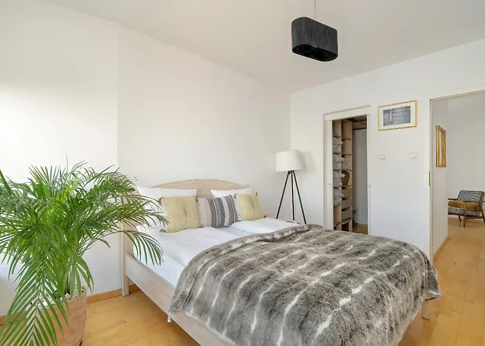 Spacious&bright With Parking By Renters Apartament *