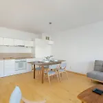 Spacious & Bright With Parking By Renters Appartement *
