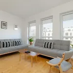 Appartement Spacious & Bright With Parking By Renters *