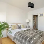 Spacious & Bright With Parking By Renters Appartement *