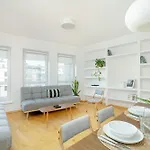Spacious & Bright With Parking By Renters Appartement *