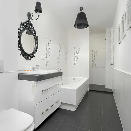 Spacious & Bright With Parking By Renters Apartment Poznan