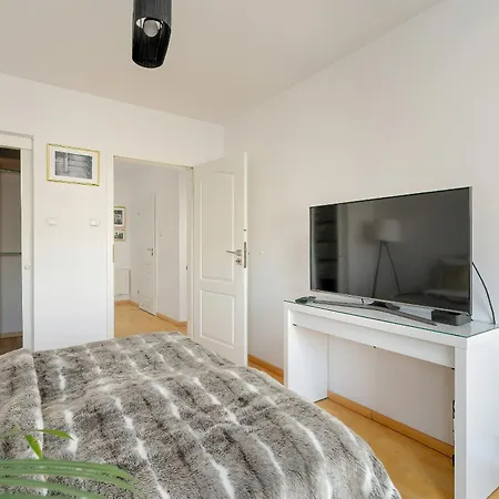 Spacious & Bright With Parking By Renters Apartamento *