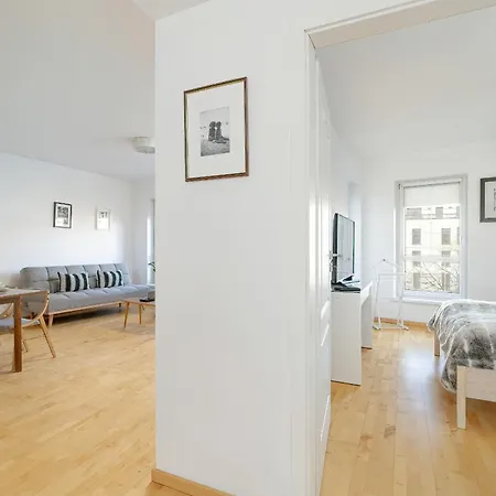 Spacious & Bright With Parking By Renters * Poznan