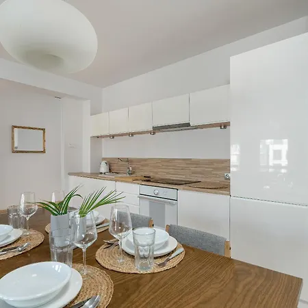 Spacious & Bright With Parking By Renters Apartment Poznan