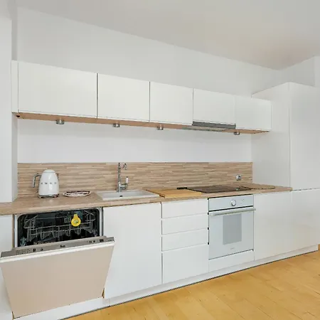 Spacious & Bright With Parking By Renters