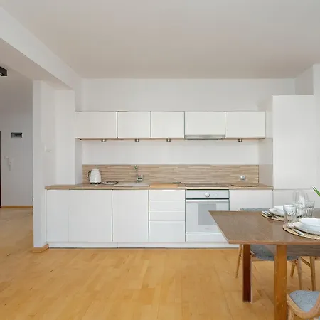 Spacious & Bright With Parking By Renters * Poznan