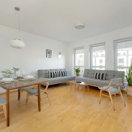 Spacious & Bright With Parking By Renters Apartman *