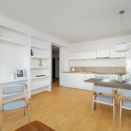 Spacious & Bright With Parking By Renters Poznan