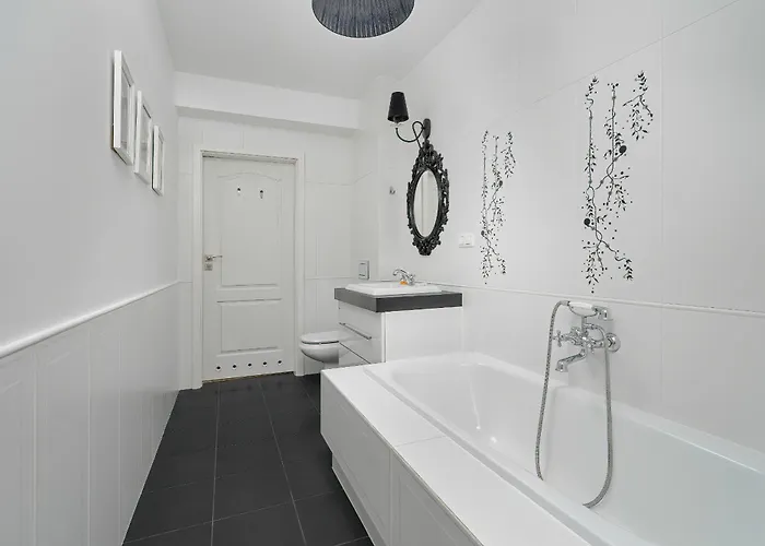 Spacious & Bright With Parking By Renters Πόζναν