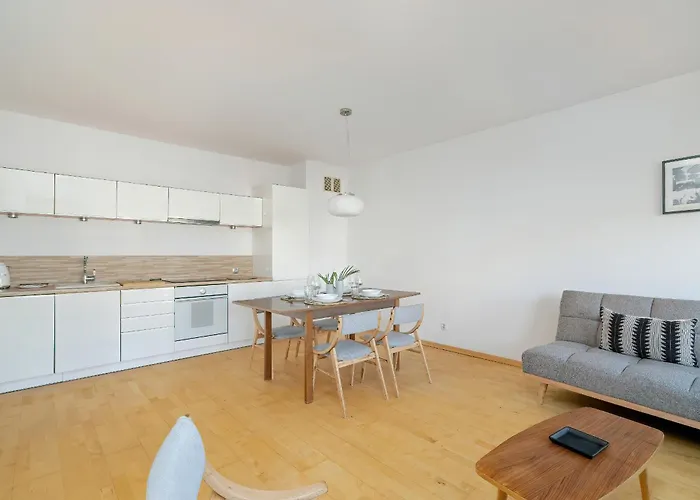 Spacious & Bright With Parking By Renters Διαμέρισμα *