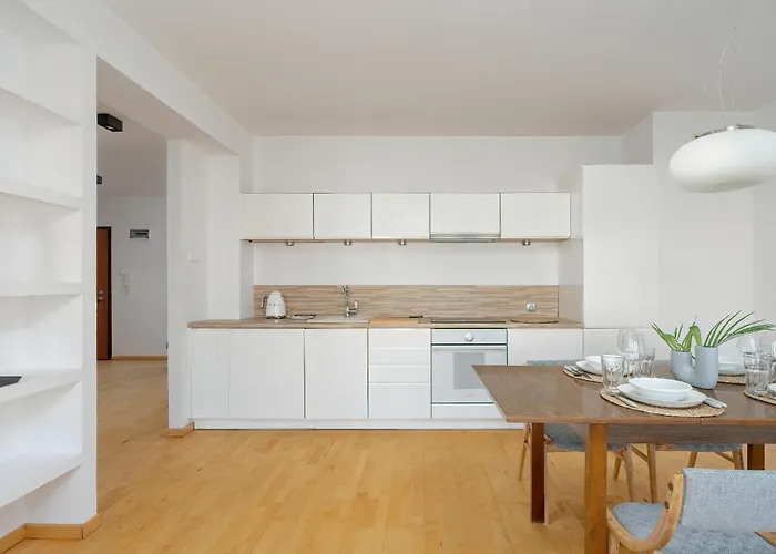 Spacious & Bright With Parking By Renters * Πόζναν