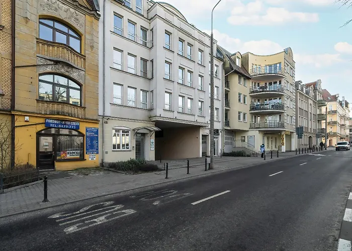 Spacious & Bright With Parking By Renters *