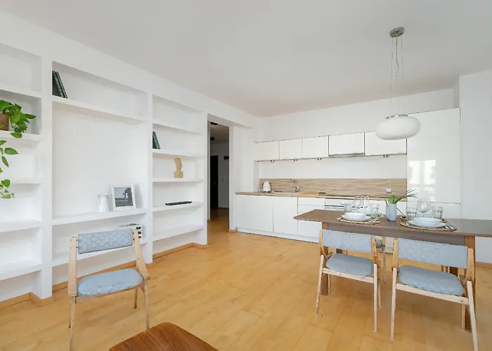 Spacious & Bright With Parking By Renters Πόζναν